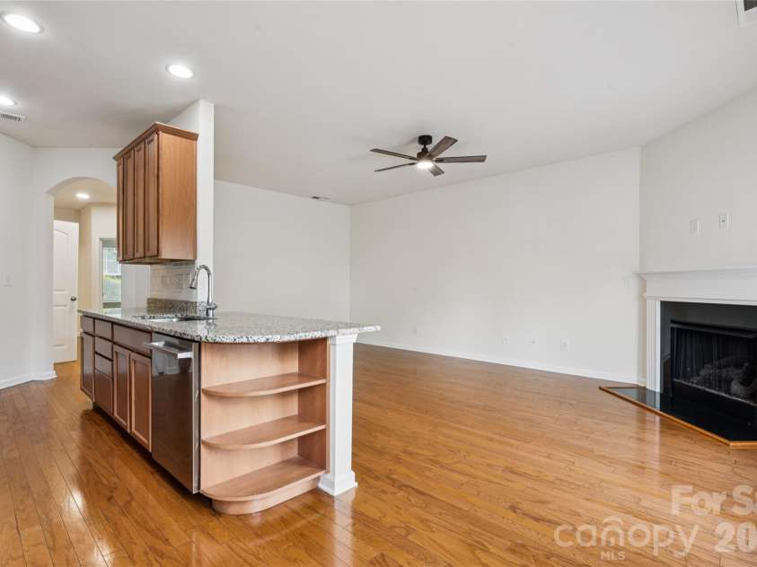 6443 Prosperity Church Road, Charlotte, NC 28269.  MLS# CAR4399263, YatesRealty ID 34840. Breakfast area
