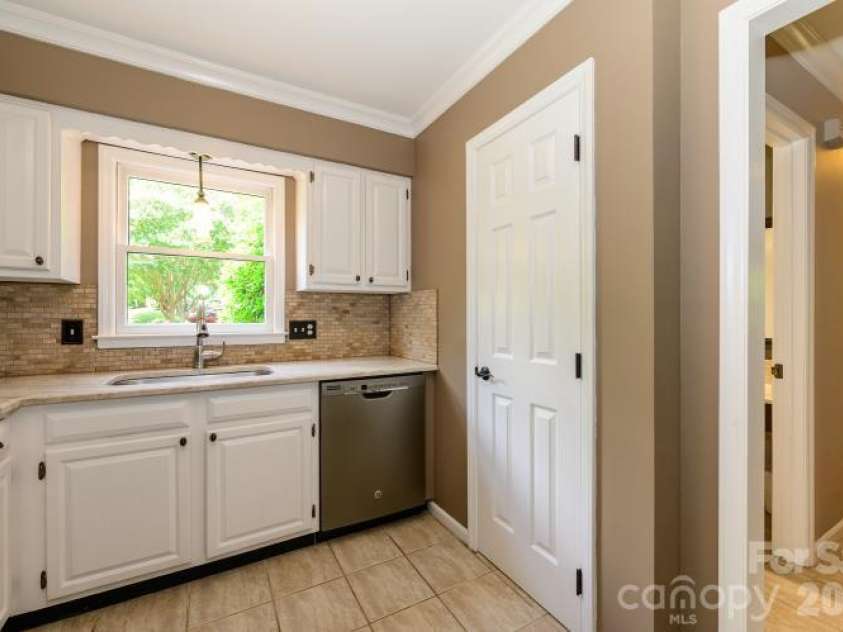 3605 Colony Crossing Drive, Charlotte, NC 28226.  MLS# CAR4398569, YatesRealty ID 34841. 