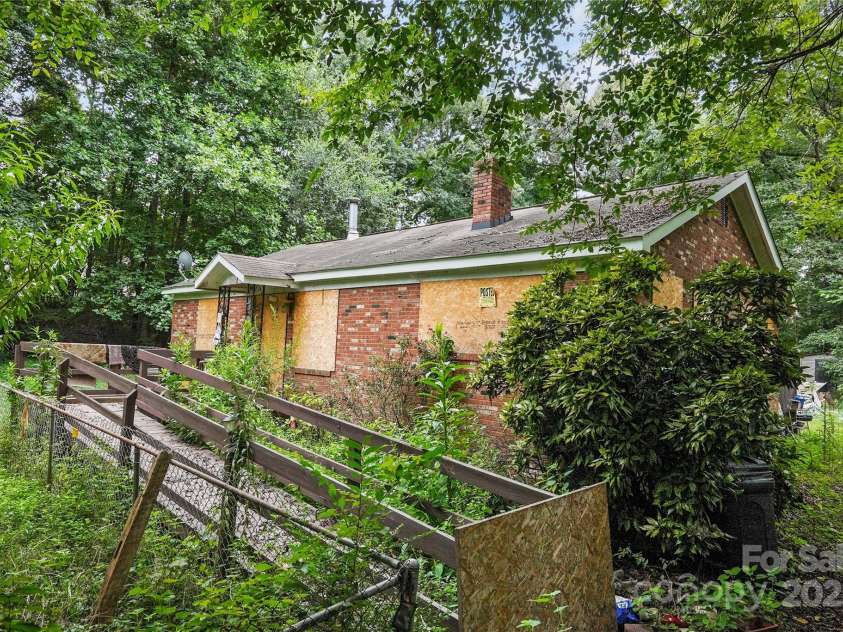6109 Paw Creek Road, Charlotte, NC 28214.  MLS# CAR4286051, YatesRealty ID 34841. 
