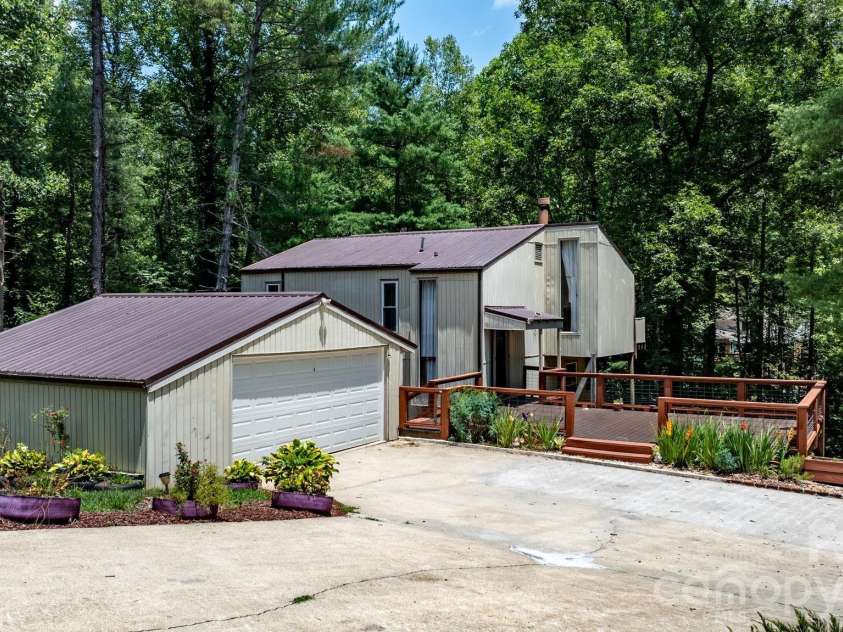 828 Manchester Street, Lenoir, NC 28645.  MLS# CAR4399438, YatesRealty ID 34842. 