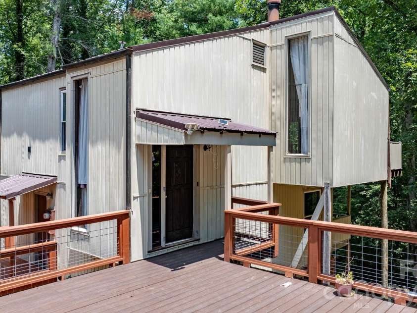 828 Manchester Street, Lenoir, NC 28645.  MLS# CAR4399438, YatesRealty ID 34842. 