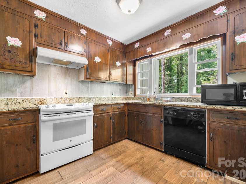 828 Manchester Street, Lenoir, NC 28645.  MLS# CAR4399438, YatesRealty ID 34842. 