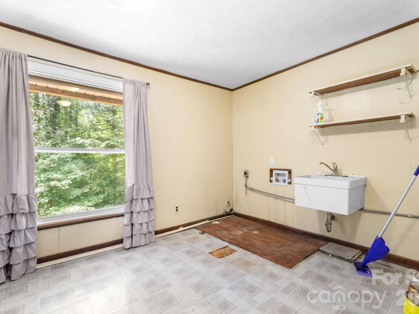 828 Manchester Street, Lenoir, NC 28645.  MLS# CAR4399438, YatesRealty ID 34842. 