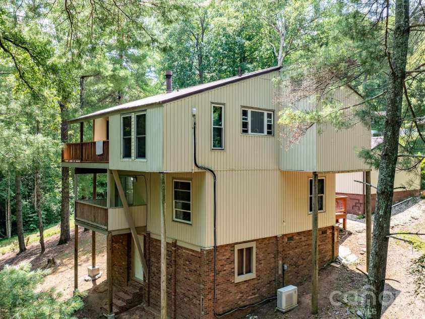 828 Manchester Street, Lenoir, NC 28645.  MLS# CAR4399438, YatesRealty ID 34842. 