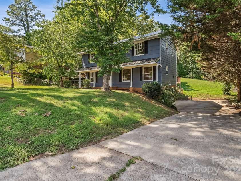 1120 16th Avenue, Hickory, NC 28601.  MLS# CAR4281676, YatesRealty ID 34843. Driveway