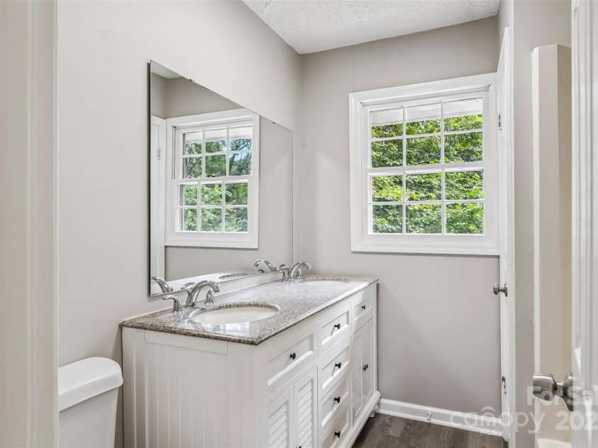 1120 16th Avenue, Hickory, NC 28601.  MLS# CAR4281676, YatesRealty ID 34843. Full Hall Bath on Upper Level