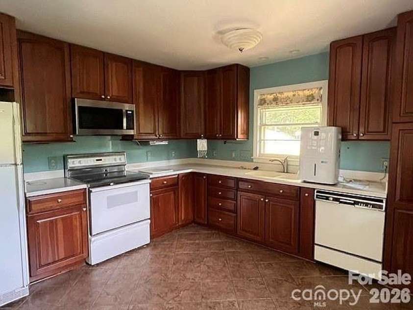 14 Valle Vista Drive, Asheville, NC 28804.  MLS# CAR4399451, YatesRealty ID 34843. 