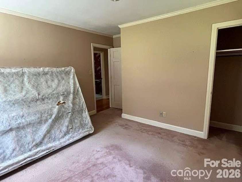 14 Valle Vista Drive, Asheville, NC 28804.  MLS# CAR4399451, YatesRealty ID 34843. 