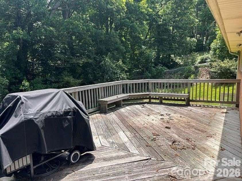 14 Valle Vista Drive, Asheville, NC 28804.  MLS# CAR4399451, YatesRealty ID 34843. 