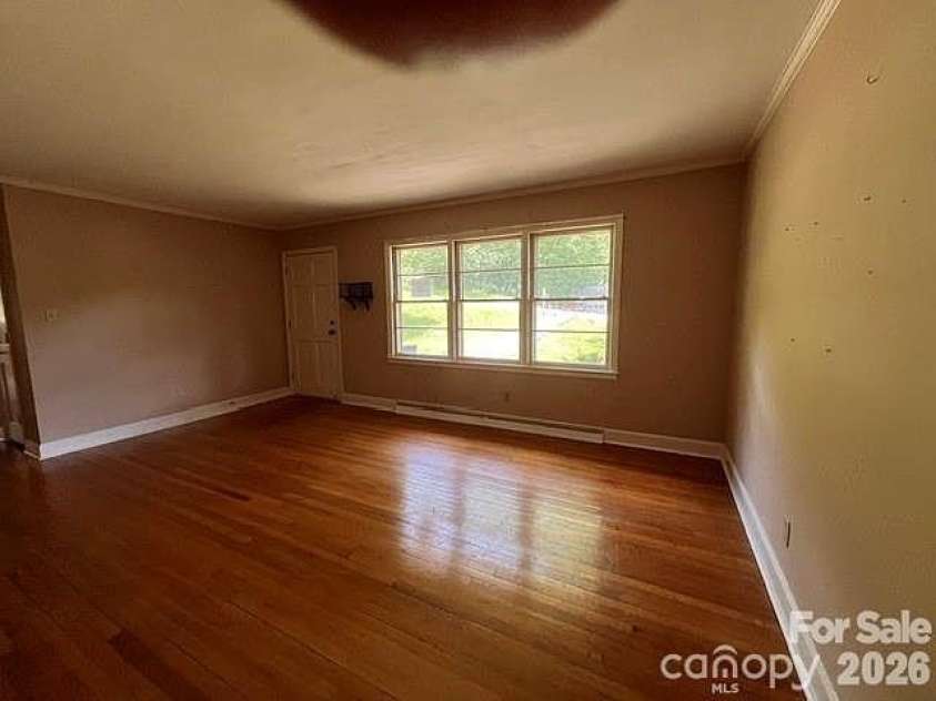 14 Valle Vista Drive, Asheville, NC 28804.  MLS# CAR4399451, YatesRealty ID 34843. 