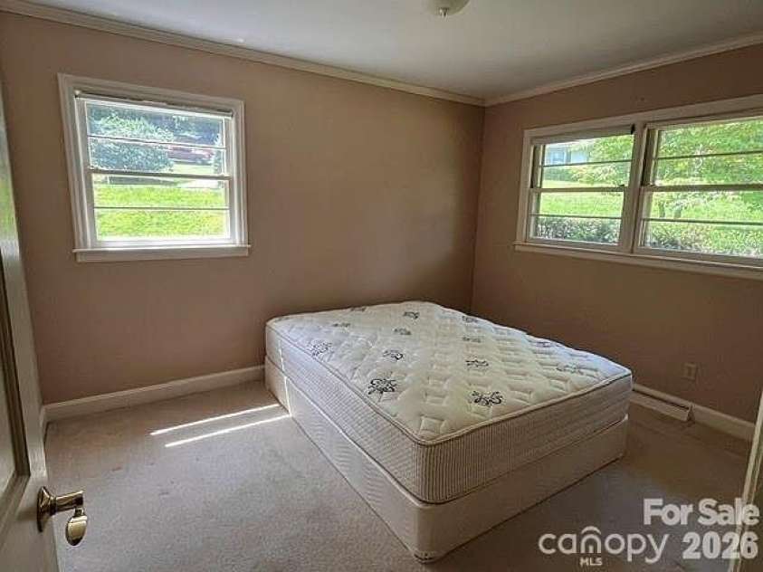 14 Valle Vista Drive, Asheville, NC 28804.  MLS# CAR4399451, YatesRealty ID 34843. 