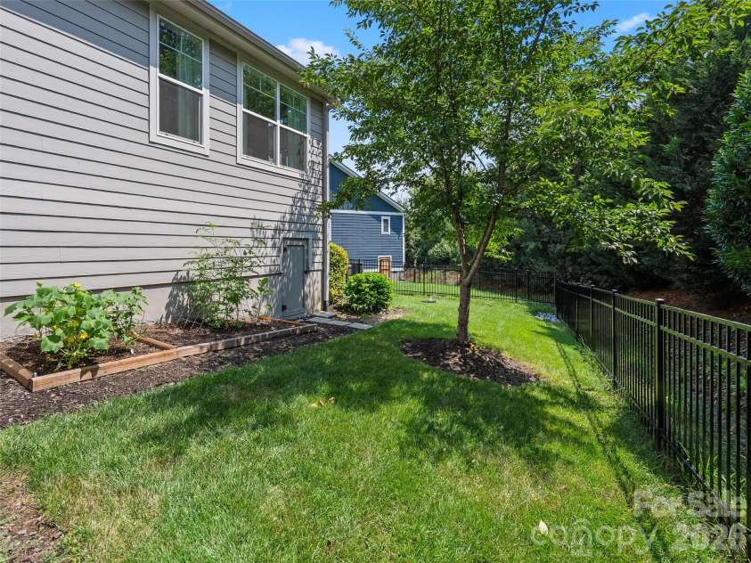 76 Anvil Avenue, Hendersonville, NC 28792.  MLS# CAR4400159, YatesRealty ID 34847. 