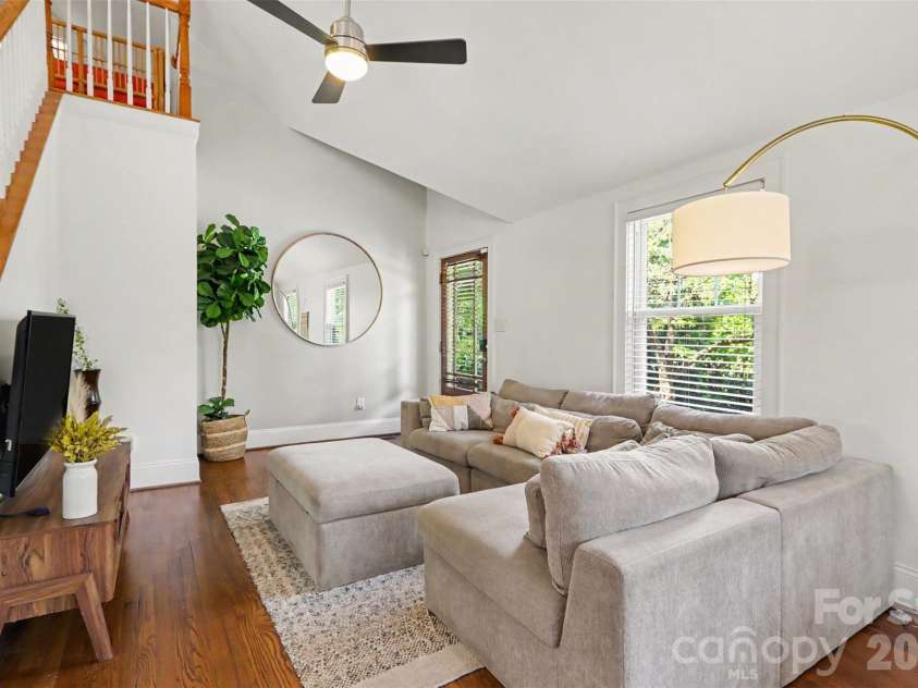 1013 Spruce Street, Charlotte, NC 28203.  MLS# CAR4397374, YatesRealty ID 34848. 