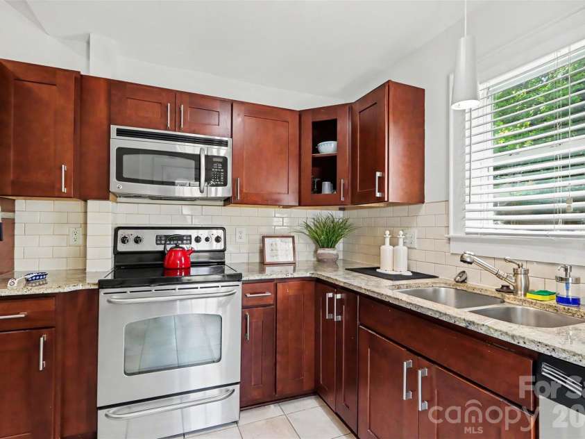 1013 Spruce Street, Charlotte, NC 28203.  MLS# CAR4397374, YatesRealty ID 34848. 