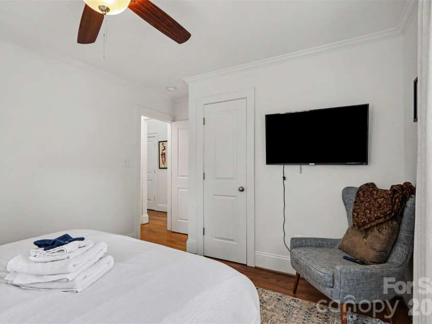 1013 Spruce Street, Charlotte, NC 28203.  MLS# CAR4397374, YatesRealty ID 34848. 
