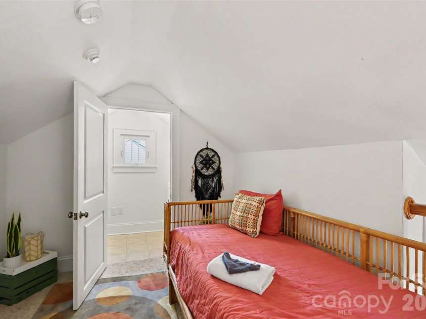 1013 Spruce Street, Charlotte, NC 28203.  MLS# CAR4397374, YatesRealty ID 34848. 