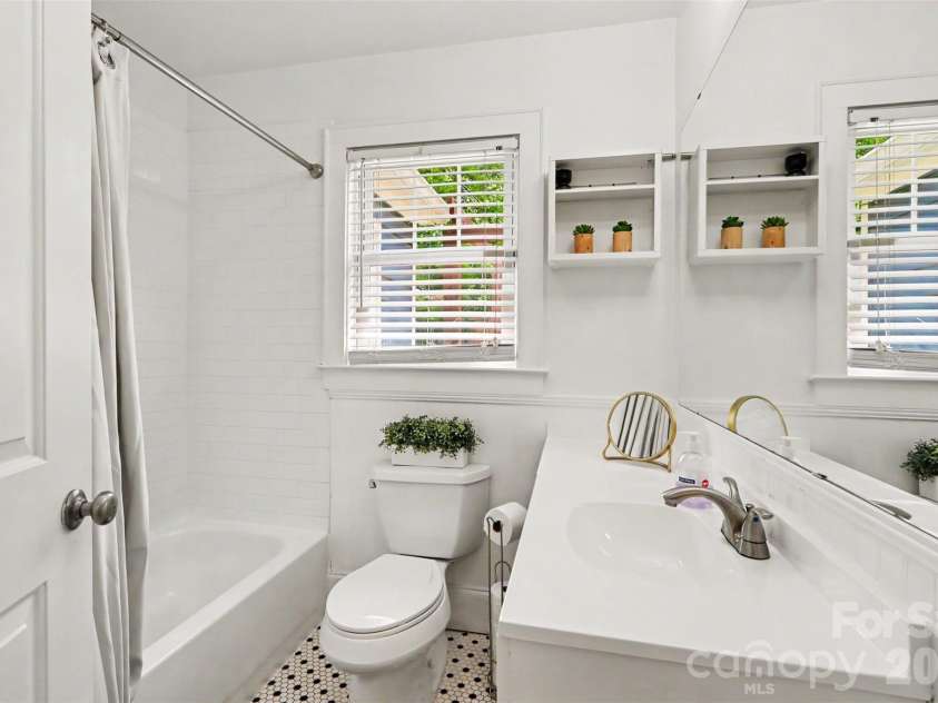 1013 Spruce Street, Charlotte, NC 28203.  MLS# CAR4397374, YatesRealty ID 34848. 