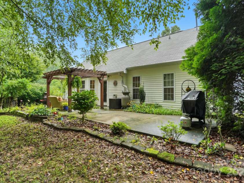 129 Arbridge Court, Mount Holly, NC 28120.  MLS# CAR4289183, YatesRealty ID 34849. 