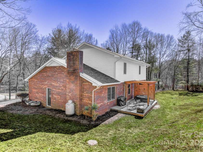 108 La Bellevue Street, Morganton, NC 28655.  MLS# CAR4162716, YatesRealty ID 3485. 