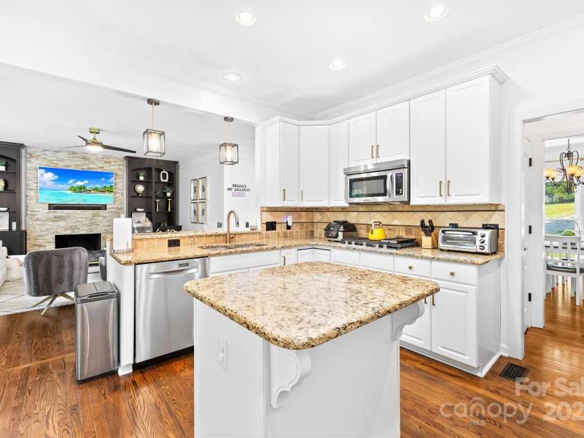 5536 Piper Glen Drive, Charlotte, NC 28277.  MLS# CAR4279792, YatesRealty ID 34855. 