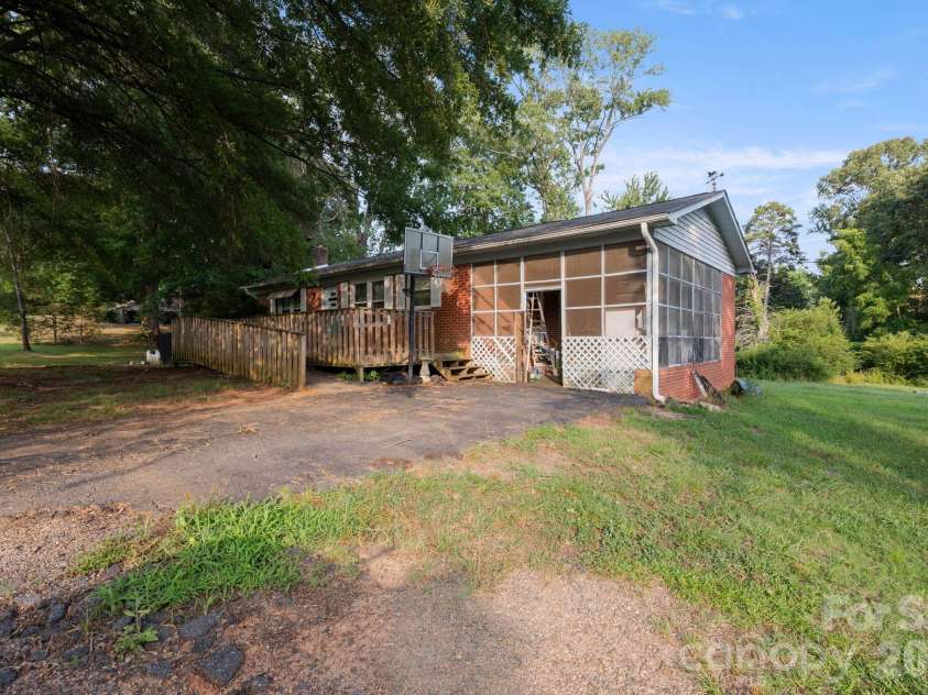 389 Midway Lake Road, Mooresville, NC 28115.  MLS# CAR4400331, YatesRealty ID 34857. 
