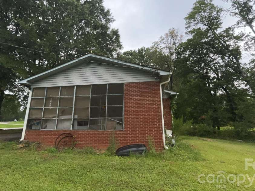389 Midway Lake Road, Mooresville, NC 28115.  MLS# CAR4414433, YatesRealty ID 34857. 