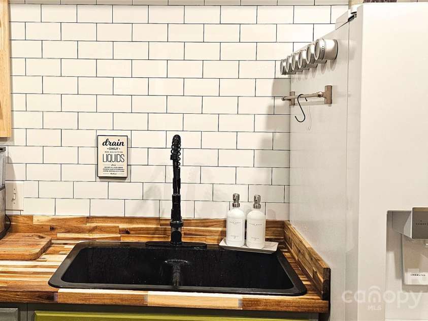 7403 Ashfield Court, Charlotte, NC 28226.  MLS# CAR4292350, YatesRealty ID 34859. 