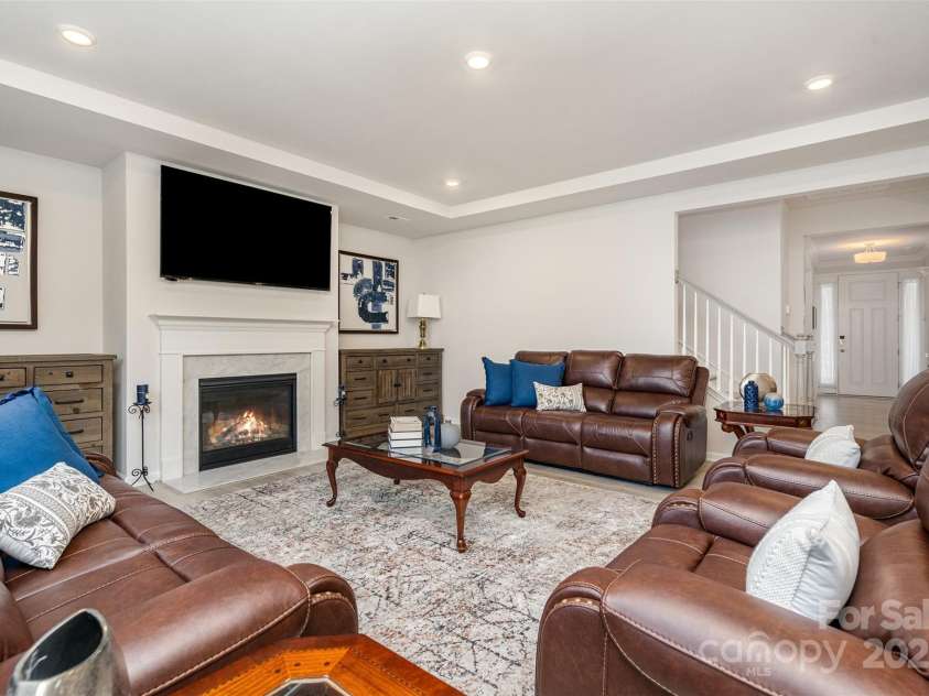 15917 Walnut Hill Drive, Charlotte, NC 28278.  MLS# CAR4288293, YatesRealty ID 34861. 