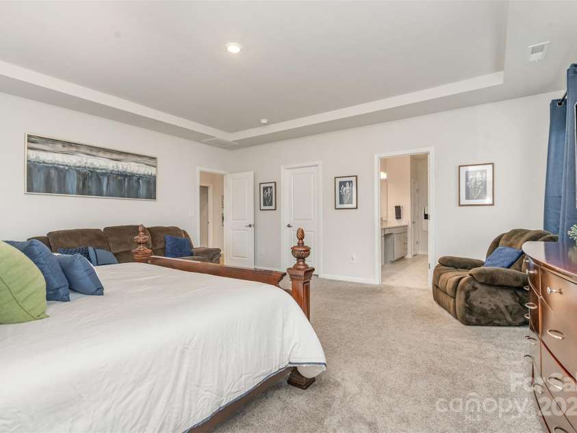 15917 Walnut Hill Drive, Charlotte, NC 28278.  MLS# CAR4288293, YatesRealty ID 34861. 