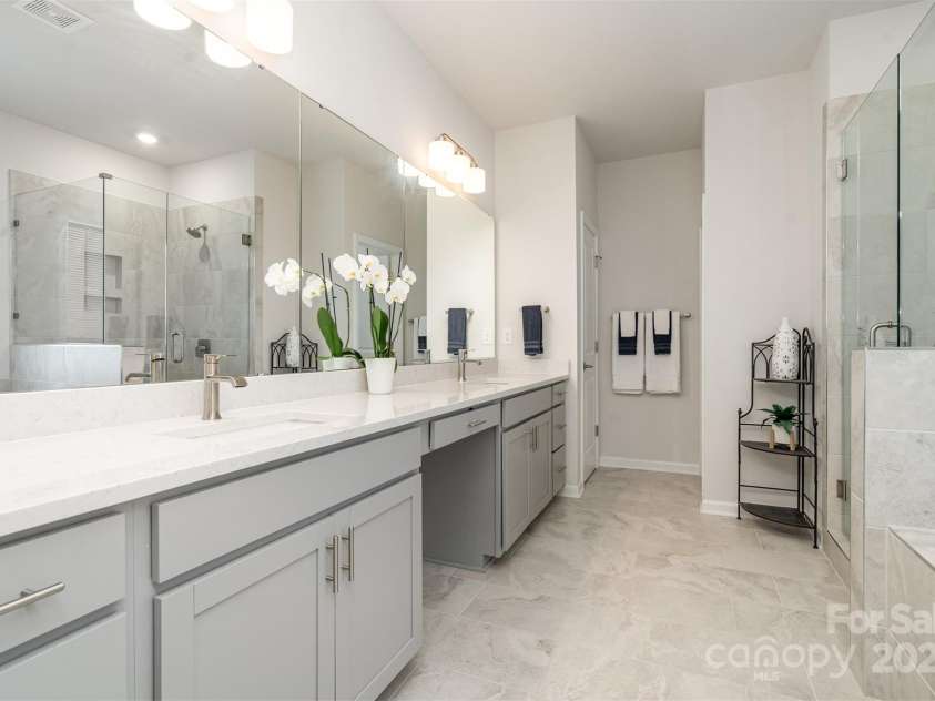 15917 Walnut Hill Drive, Charlotte, NC 28278.  MLS# CAR4288293, YatesRealty ID 34861. 