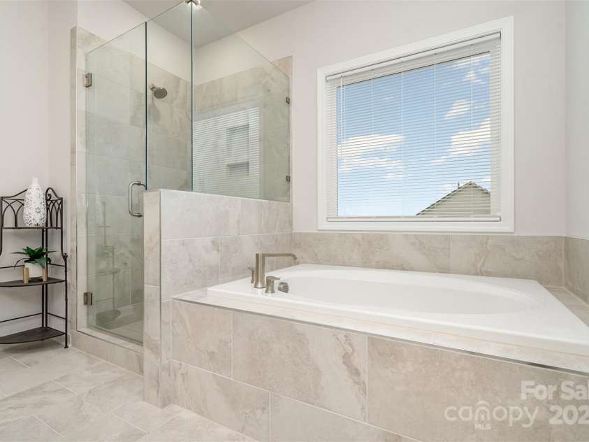 15917 Walnut Hill Drive, Charlotte, NC 28278.  MLS# CAR4288293, YatesRealty ID 34861. 