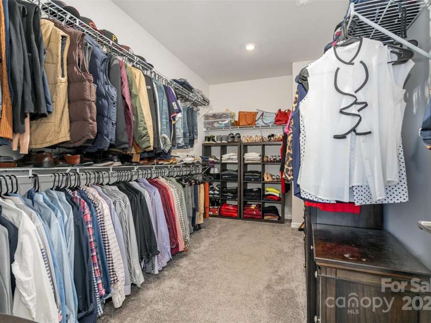 15917 Walnut Hill Drive, Charlotte, NC 28278.  MLS# CAR4288293, YatesRealty ID 34861. 