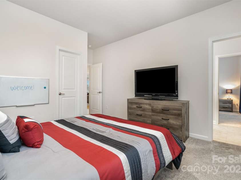 15917 Walnut Hill Drive, Charlotte, NC 28278.  MLS# CAR4288293, YatesRealty ID 34861. 