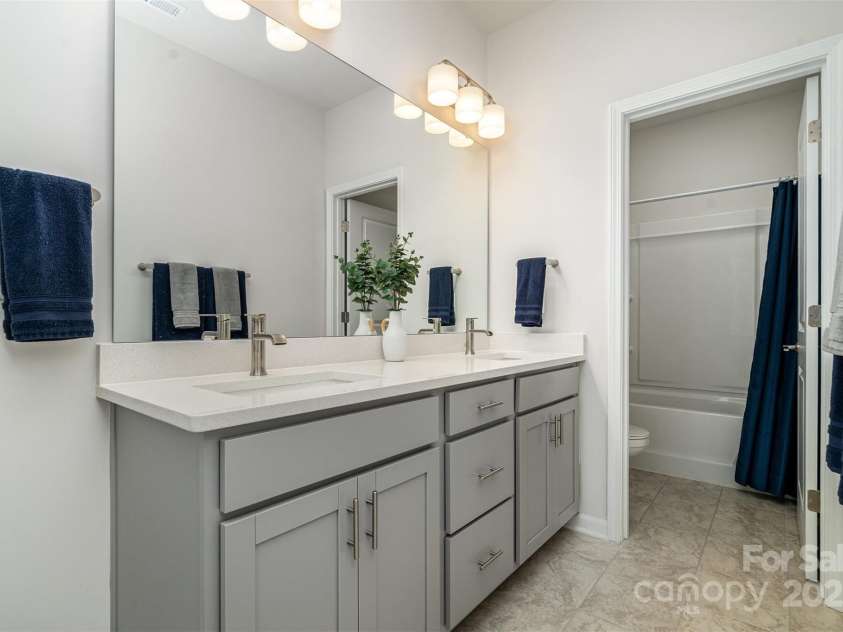 15917 Walnut Hill Drive, Charlotte, NC 28278.  MLS# CAR4288293, YatesRealty ID 34861. 