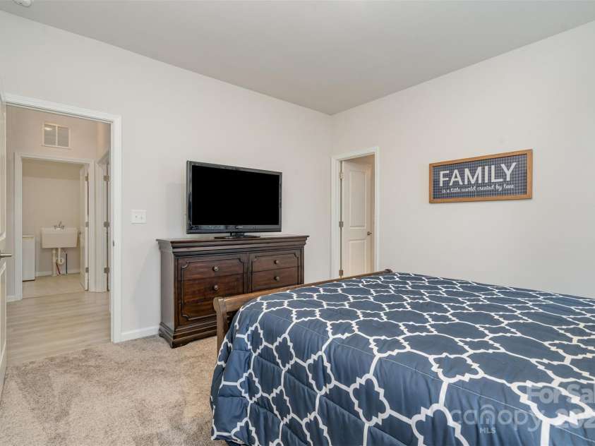 15917 Walnut Hill Drive, Charlotte, NC 28278.  MLS# CAR4288293, YatesRealty ID 34861. 