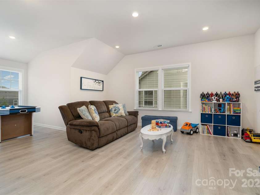 15917 Walnut Hill Drive, Charlotte, NC 28278.  MLS# CAR4288293, YatesRealty ID 34861. 