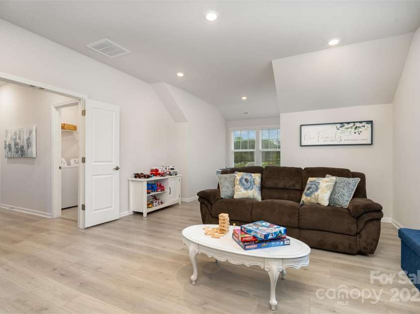 15917 Walnut Hill Drive, Charlotte, NC 28278.  MLS# CAR4288293, YatesRealty ID 34861. 