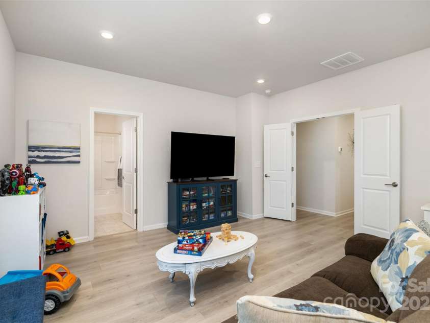 15917 Walnut Hill Drive, Charlotte, NC 28278.  MLS# CAR4288293, YatesRealty ID 34861. 