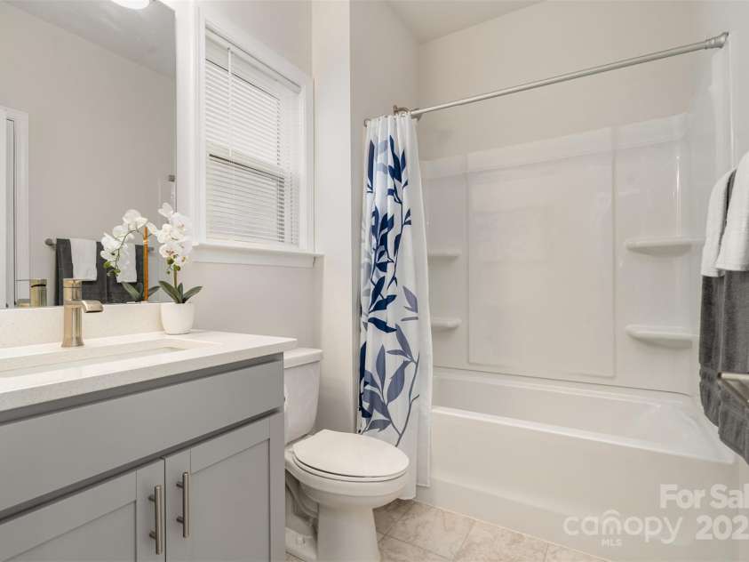 15917 Walnut Hill Drive, Charlotte, NC 28278.  MLS# CAR4288293, YatesRealty ID 34861. 