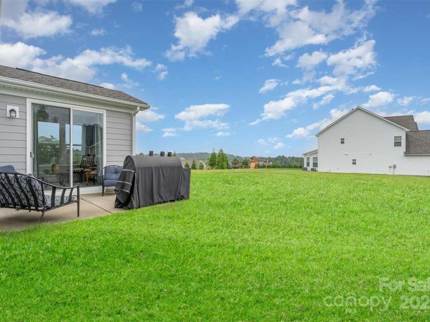 15917 Walnut Hill Drive, Charlotte, NC 28278.  MLS# CAR4288293, YatesRealty ID 34861. 