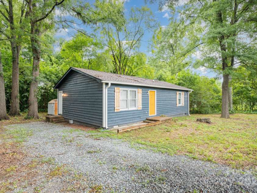 129 Morris Drive, Harrisburg, NC 28075.  MLS# CAR4281091, YatesRealty ID 34862. 
