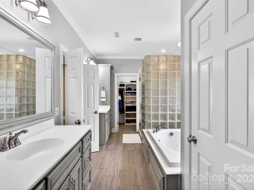 3020 Ridge Road, Charlotte, NC 28269.  MLS# CAR4293606, YatesRealty ID 34864. 2nd bathroom