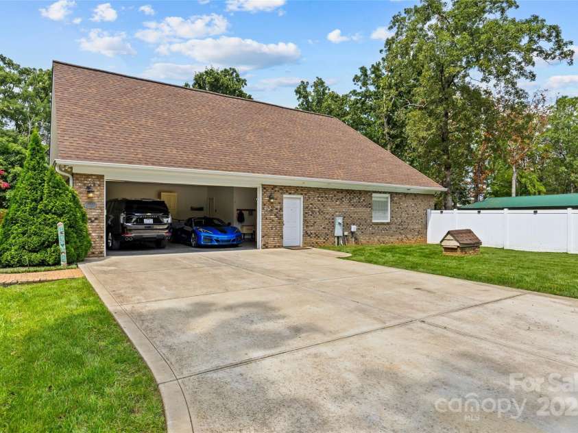 3020 Ridge Road, Charlotte, NC 28269.  MLS# CAR4293606, YatesRealty ID 34864. 