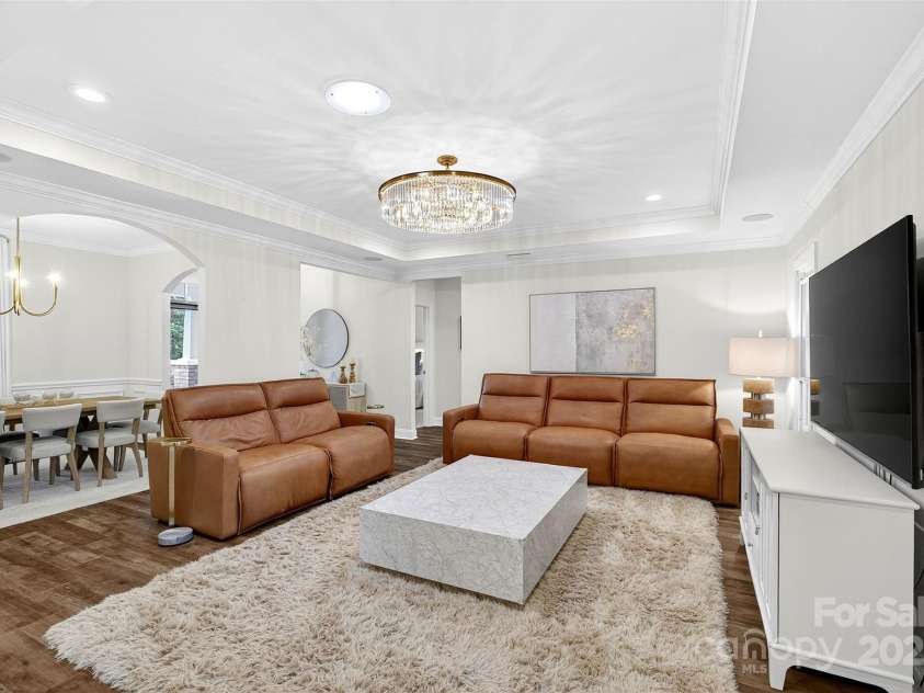 3020 Ridge Road, Charlotte, NC 28269.  MLS# CAR4293606, YatesRealty ID 34864. Family room