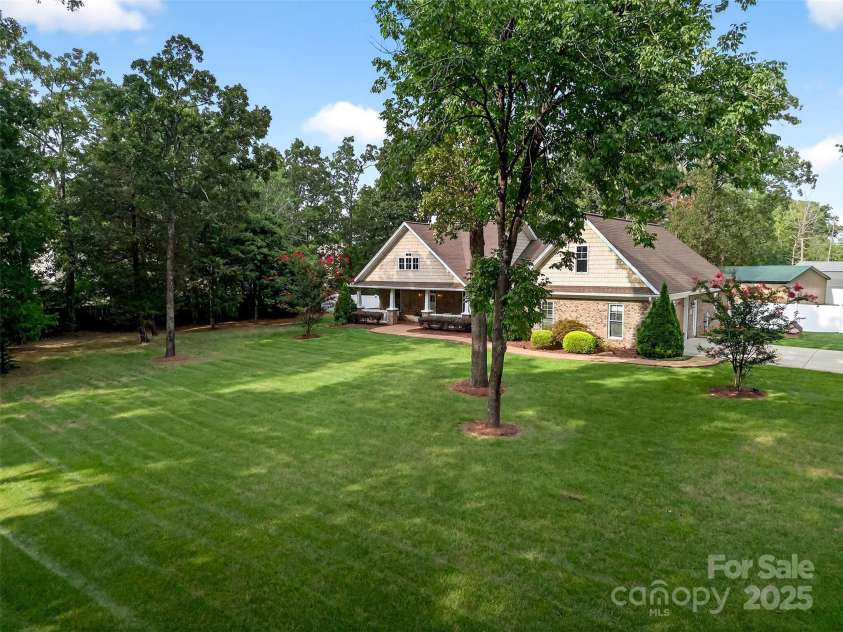 3020 Ridge Road, Charlotte, NC 28269.  MLS# CAR4293606, YatesRealty ID 34864. Front yard