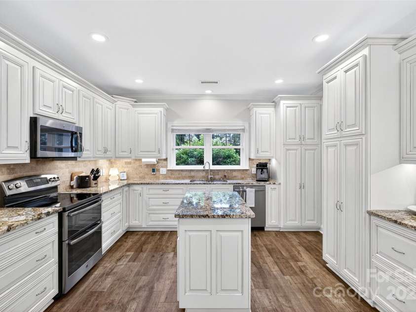 3020 Ridge Road, Charlotte, NC 28269.  MLS# CAR4293606, YatesRealty ID 34864. Kitchen