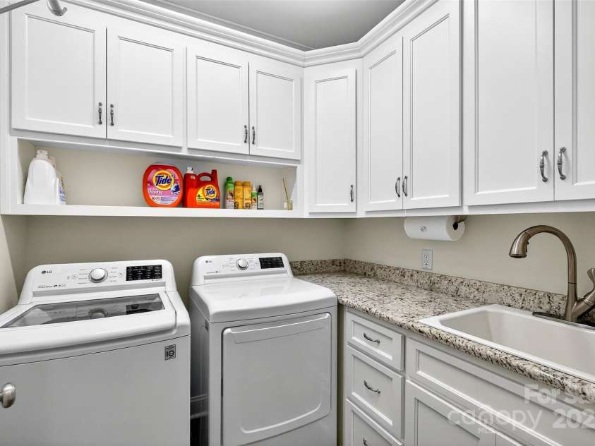 3020 Ridge Road, Charlotte, NC 28269.  MLS# CAR4293606, YatesRealty ID 34864. Laundry room