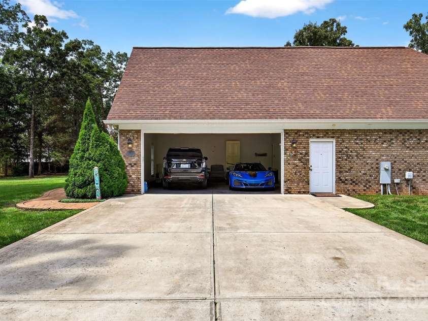 3020 Ridge Road, Charlotte, NC 28269.  MLS# CAR4293606, YatesRealty ID 34864. Oversized 2 car garage