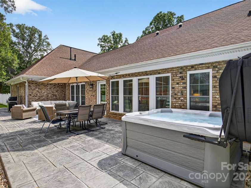 3020 Ridge Road, Charlotte, NC 28269.  MLS# CAR4293606, YatesRealty ID 34864. Patio
