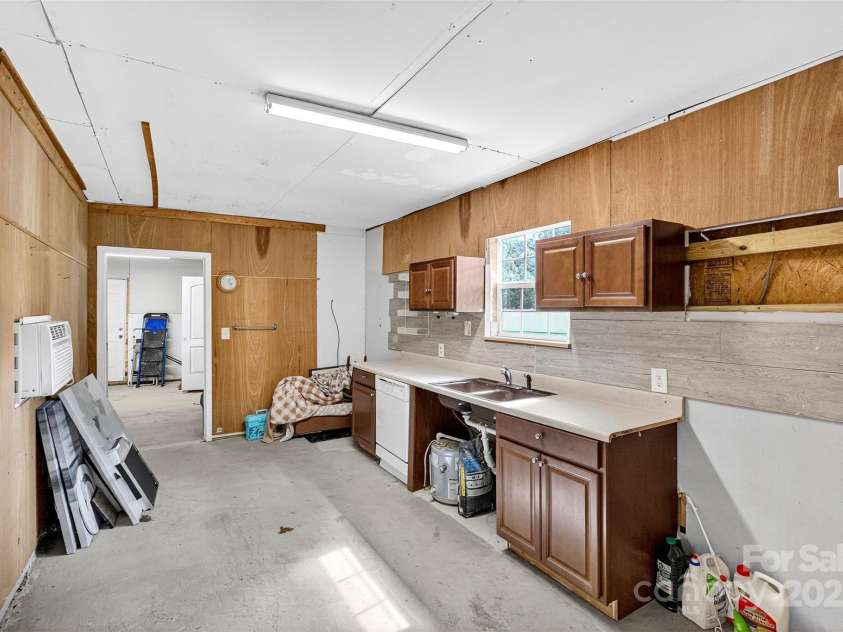 3020 Ridge Road, Charlotte, NC 28269.  MLS# CAR4293606, YatesRealty ID 34864. Workshop